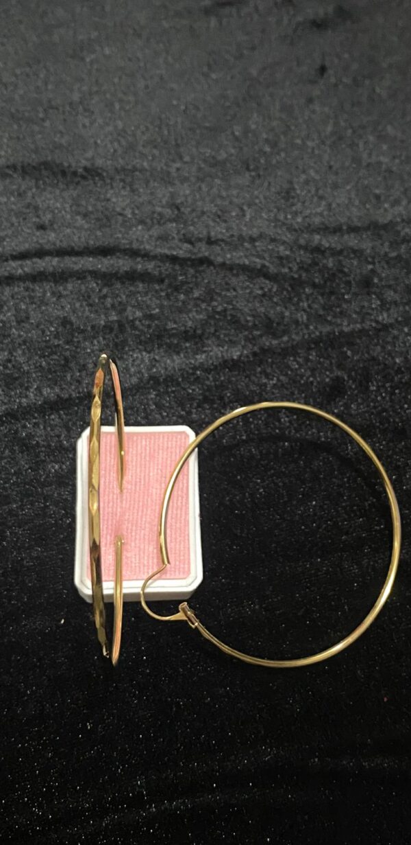 Arracada facetada oro laminado