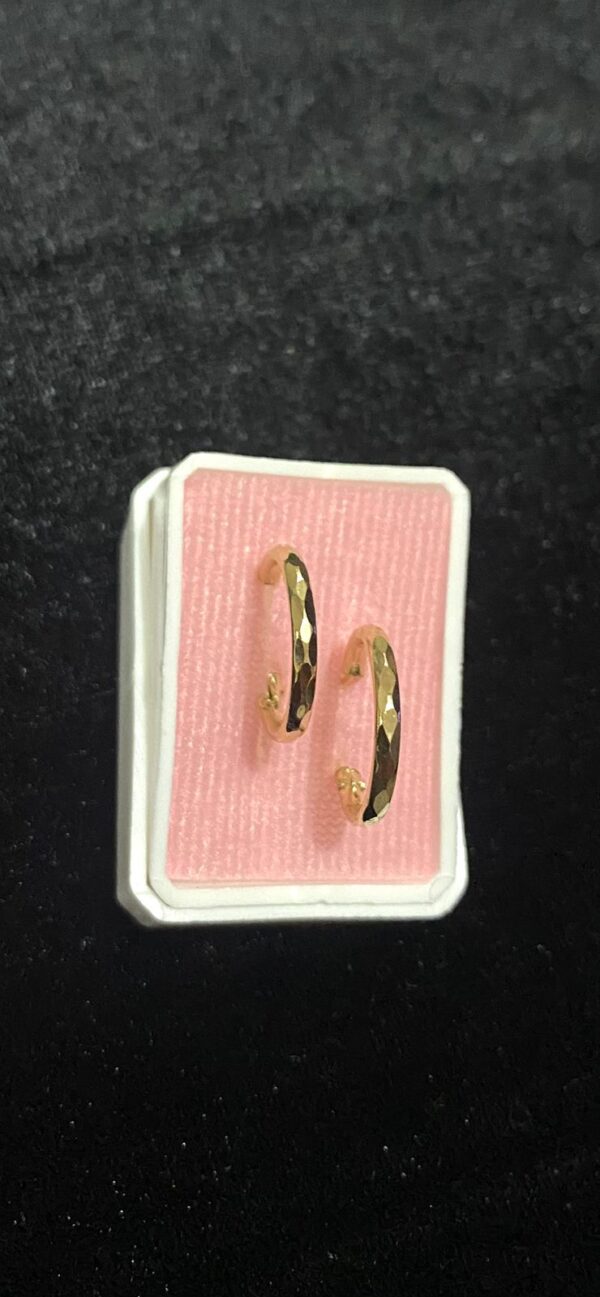 Arracada facetada oro laminado