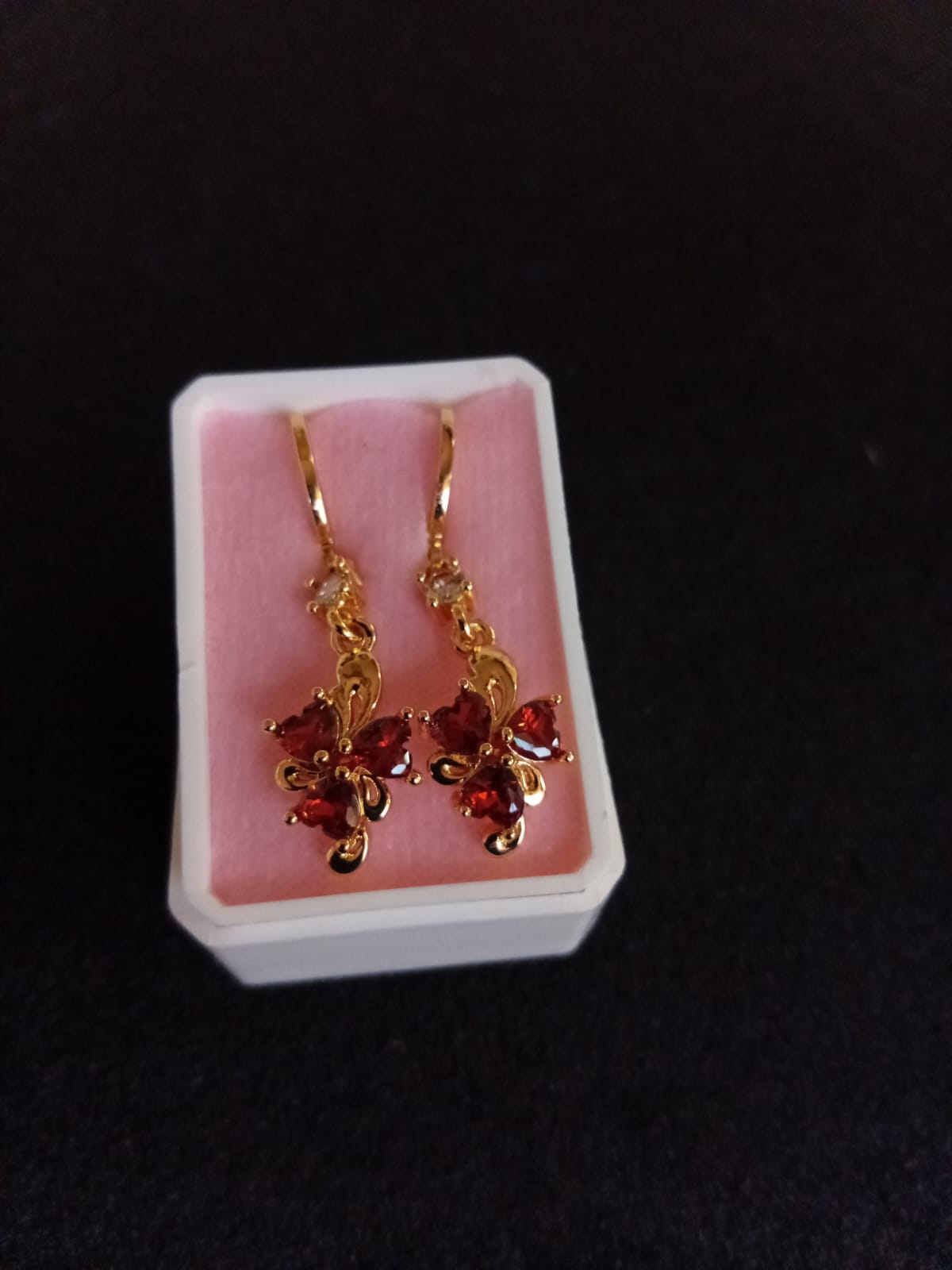 Arete largo caja oro laminado