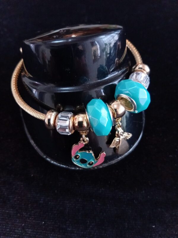Pulsera ajustable con dijes oro laminado