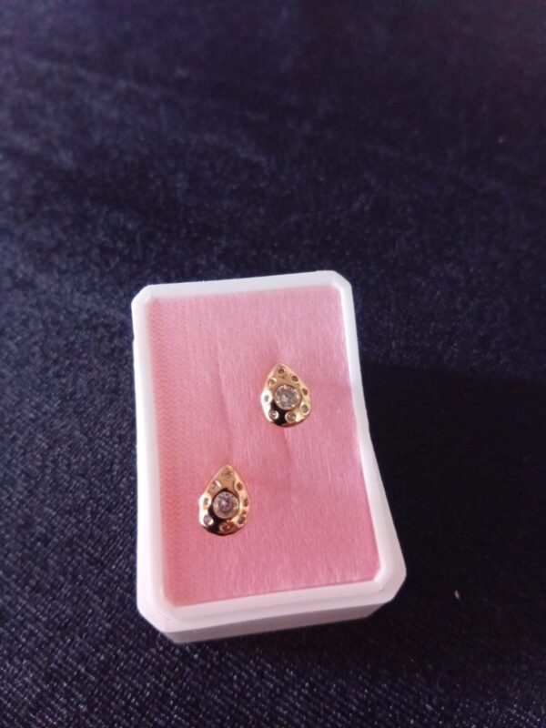 Arete poste mariposa oro laminado