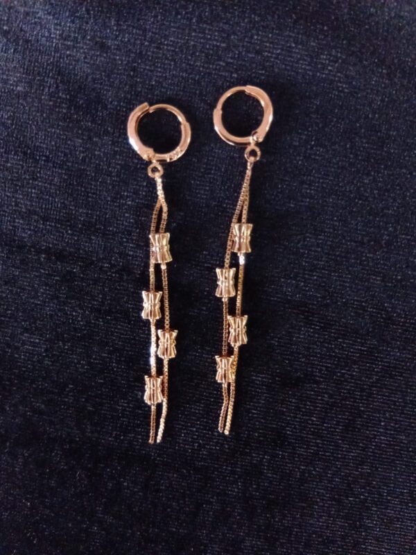 Arete largo oro laminado