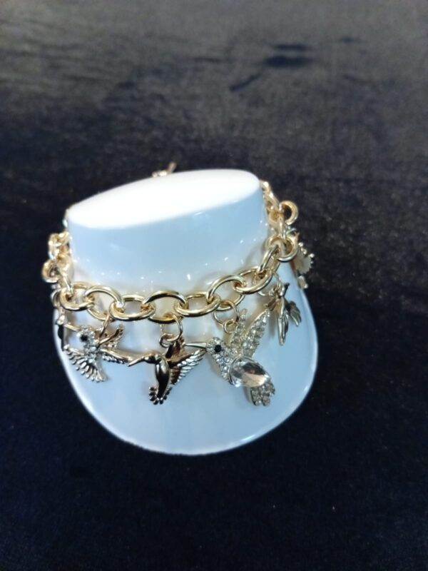 Pulsera con dijes oro laminado