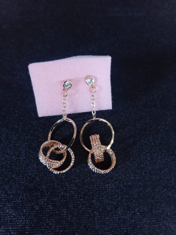 Arete largo oro laminado