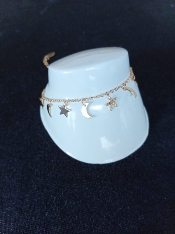 Pulsera con dijes oro laminado