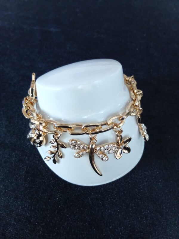 Pulsera con dijes oro laminado