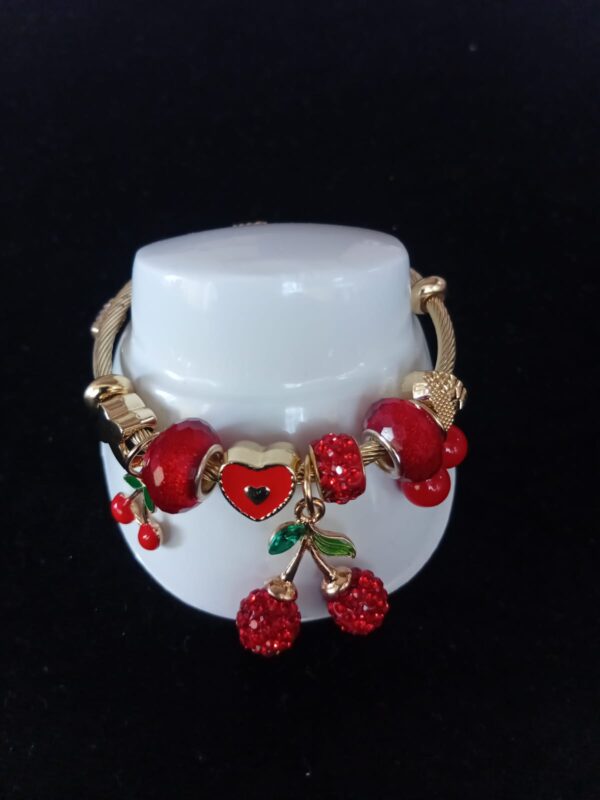 Pulsera ajustable con dijes oro laminado