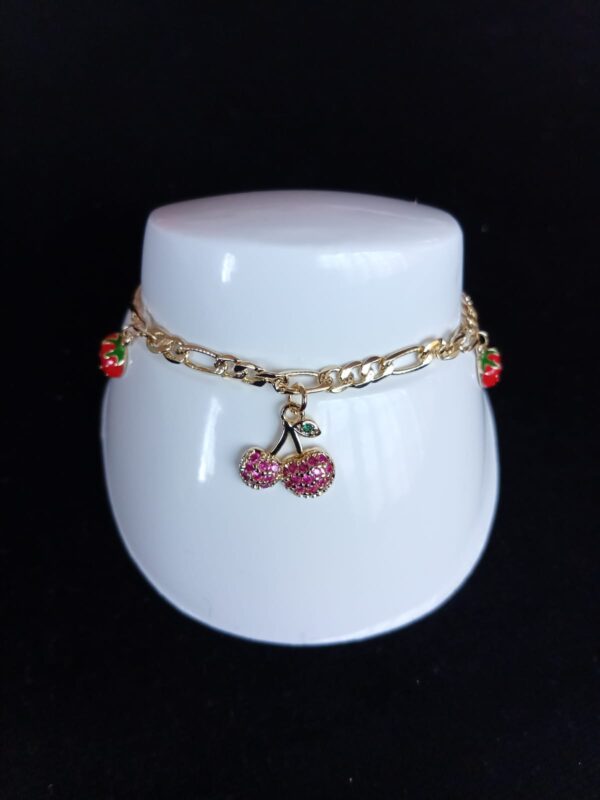 Pulsera con dijes oro laminado