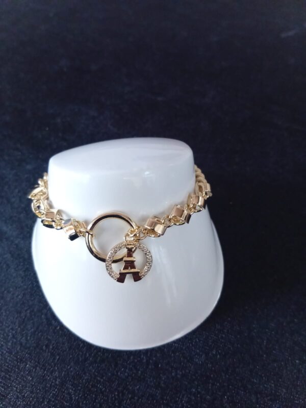 Pulsera con dijes oro laminado