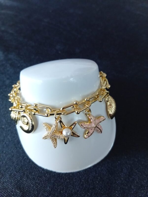 Pulsera con dijes oro laminado