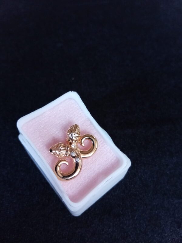 Arete poste mariposa oro laminado
