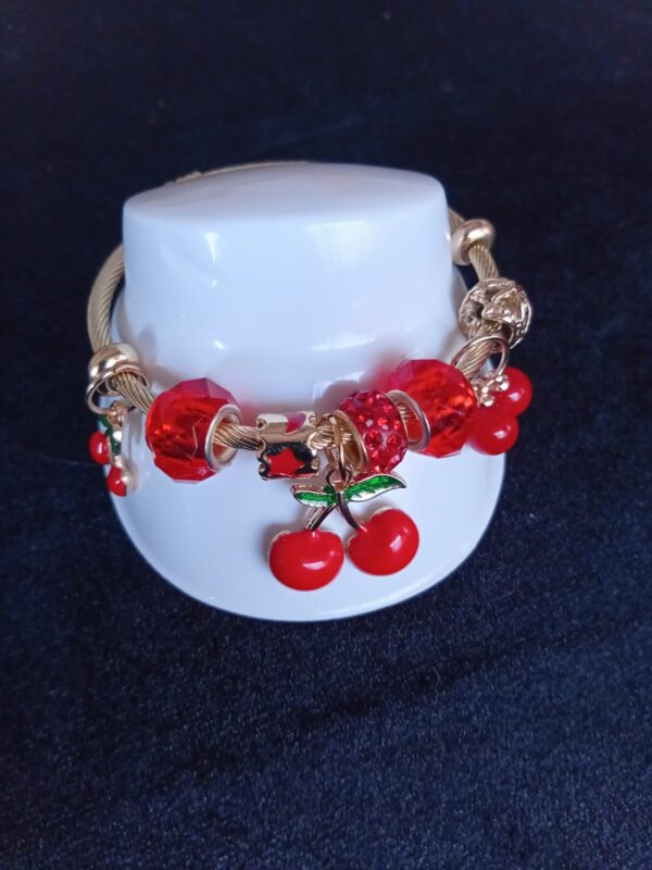 Pulsera ajustable con dijes oro laminado