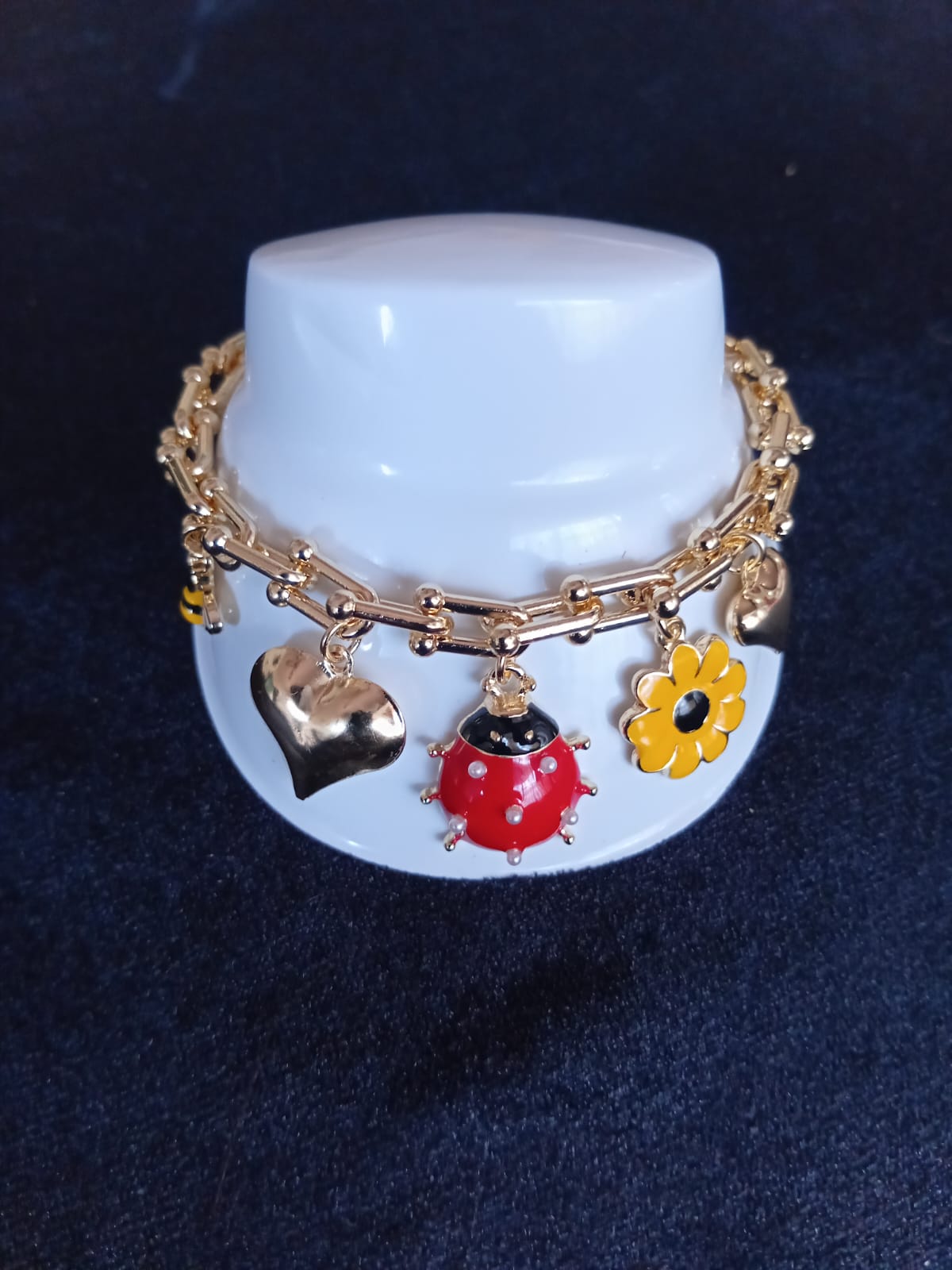 Pulsera con dijes oro laminado