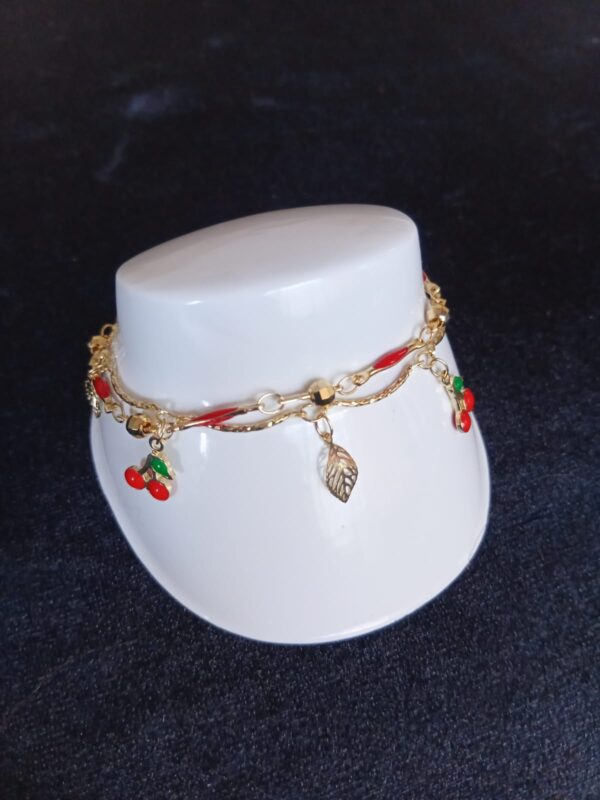 Pulsera con dijes oro laminado