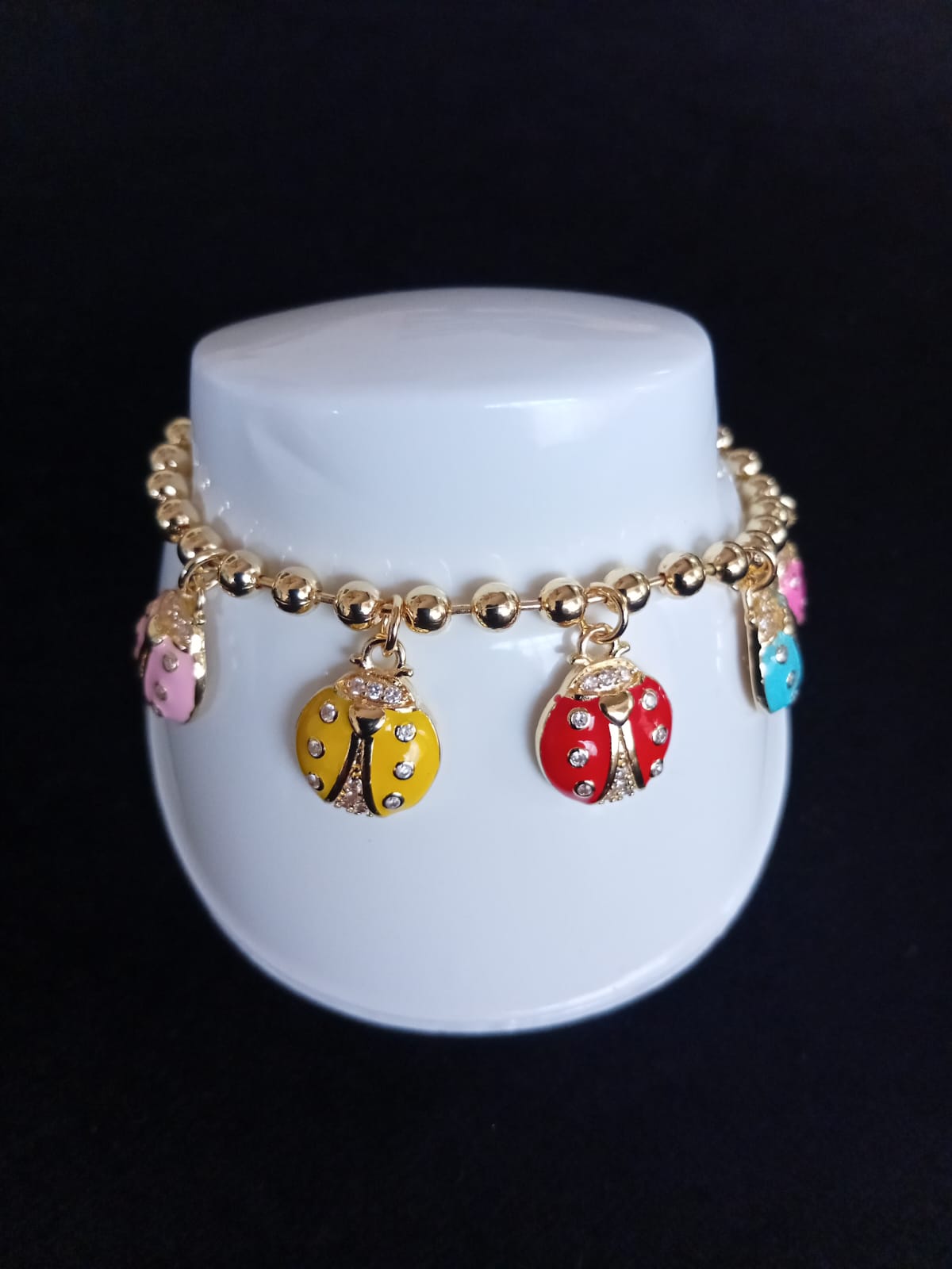 Pulsera con dijes oro laminado