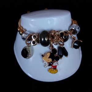 Pulsera con dijes oro laminado