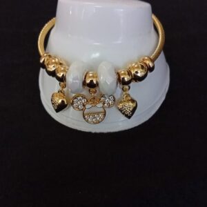 Pulsera ajustable con dijes oro laminado
