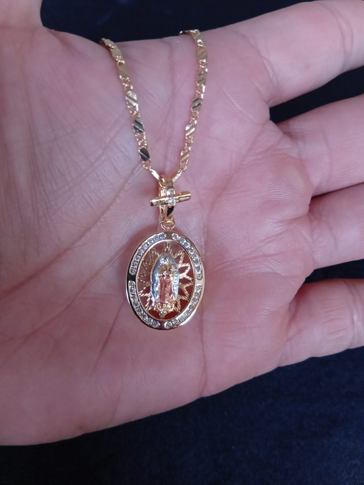 Medalla Zirconia oro laminado