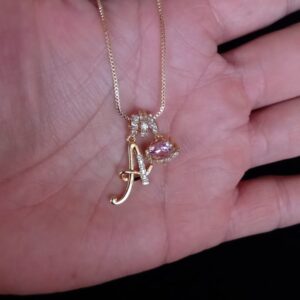 Inicial cursiva con dije oro laminado