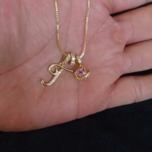 Inicial cursiva con dije oro laminado