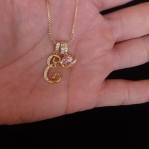 Inicial cursiva con dije oro laminado