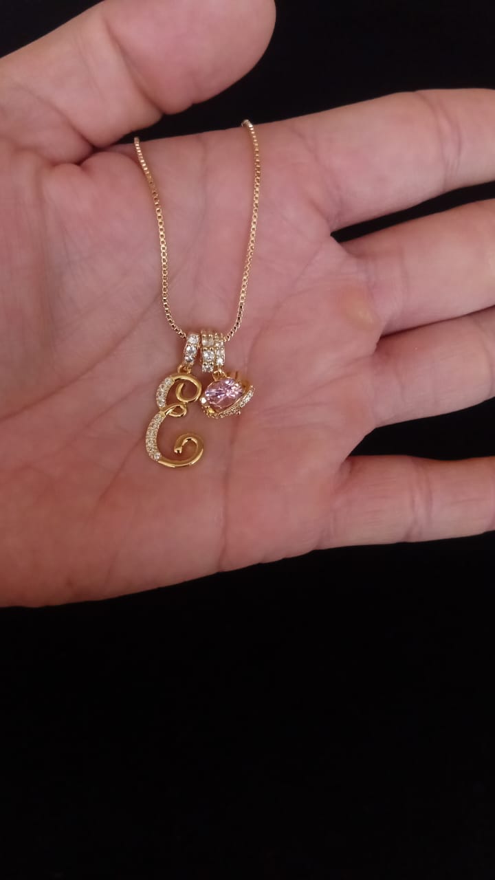 Inicial cursiva con dije oro laminado